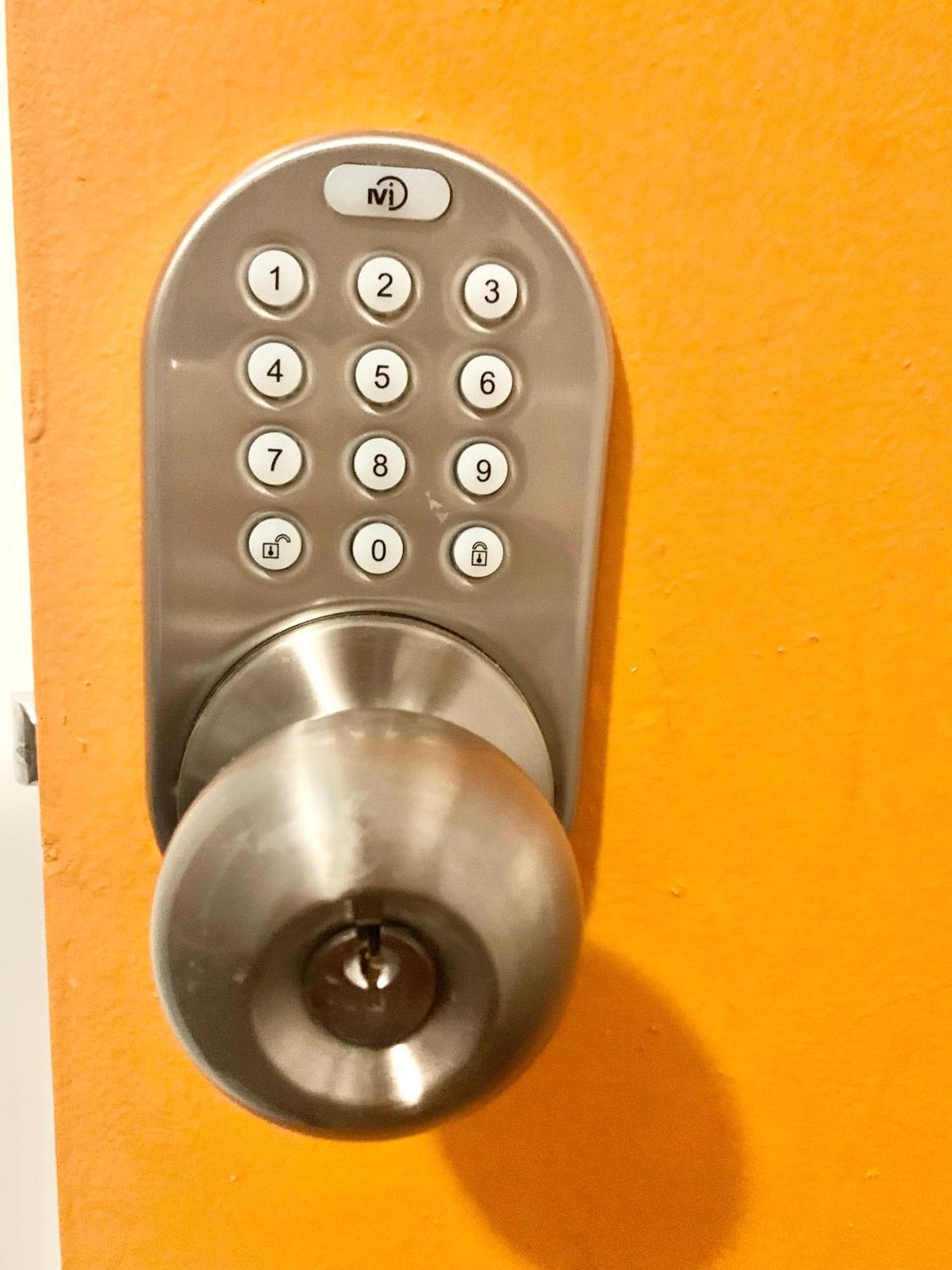 Women Only Rooms - Men Only Rooms - Free Wifi - Coffee Parking - Lockers Miami Kültér fotó